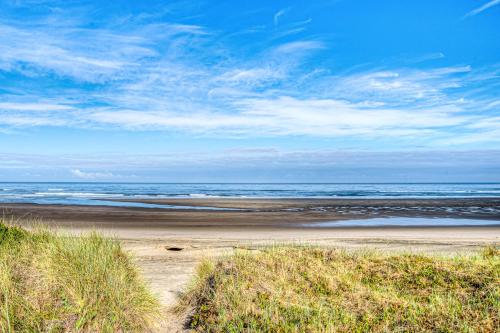 a sandy beach with the ocean in the background at Elbow's Inn in Rockaway Beach