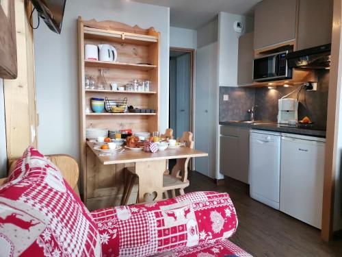 un salon avec une table et une cuisine dans l'établissement Appartement rénové · Pied des pistes · Animaux admis · Parking · 5 pers - FR-1-181-2136, à La Plagne Tarentaise