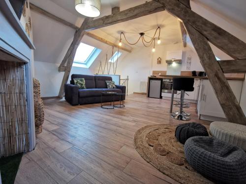 ブローニュ・シュル・メールにあるAcapulco, Superbe souplex proximité vieille villeのソファとテーブルのあるリビングルーム