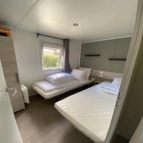 Mobilhomes Quiberon Camping Conguel - Bord de Merにあるベッド