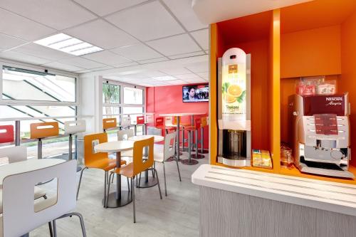 Première Classe La Roche Sur Yon - Vendéspace 레스토랑 또는 맛집