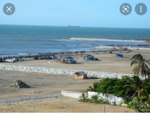 uma vista para uma praia com o oceano em Acogedor Apartamento 2 alcobas cerca al mar em Puerto Salgar