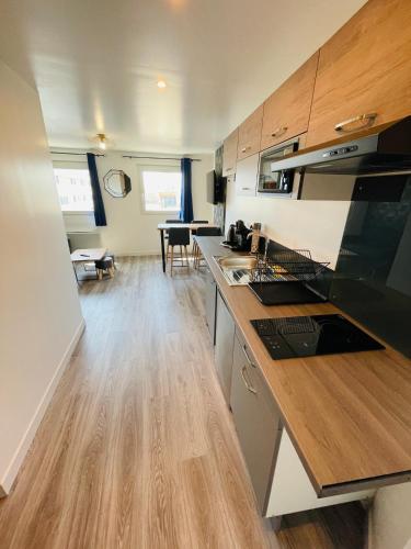 une cuisine avec un comptoir et une salle à manger dans l'établissement Superbe T2 tout équipé à la gare de Lorient, à Lorient