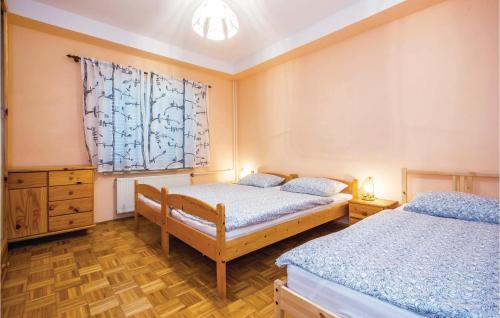 Un pat sau paturi într-o cameră la Cozy Apartment In Matulji With Outdoor Swimming Pool