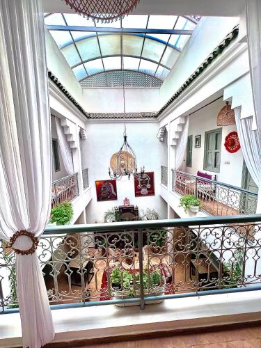 un balcon avec un escalier orné de plantes. dans l'établissement Riad Dar Chadia, à Marrakech