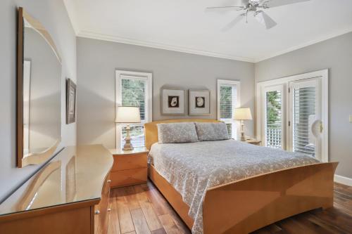 1 dormitorio con 1 cama y vestidor con espejo en 8121 Wendover Dunes en Hilton Head Island