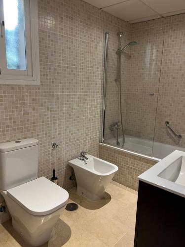 ein Badezimmer mit Toilette, Dusche und Waschbecken in der Unterkunft Fantástico Apartamento con vistas al mar zona Club la Costa Castillo Fuengirola in Fuengirola