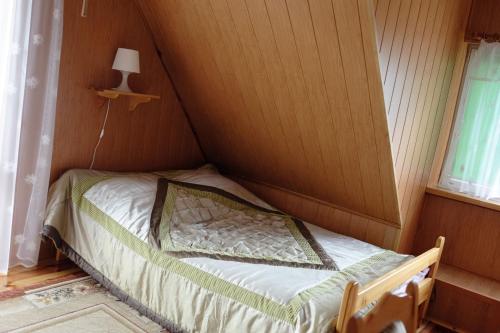 ビャウォヴィエジャにあるU Heleny i Piotra pokoje goscinneの窓付きの客室の小さなベッド1台分です。