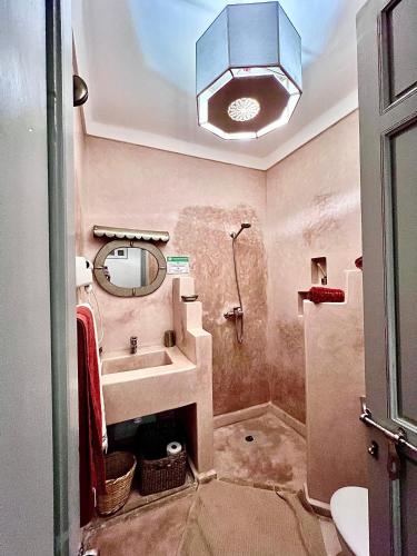 Salle de bains dans l'établissement Riad Dar Chadia