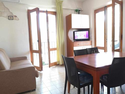 un soggiorno con un tavolo di legno e un divano di Giardino sul Mare - Casa Casoni a Numana