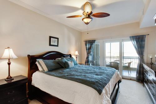 Un dormitorio con una cama y un ventilador de techo. en 304 Main Sail, en Hilton Head Island