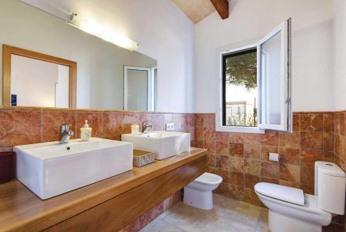 カラン・ボッシュにあるEs Romaniのバスルーム(洗面台、トイレ、鏡付)