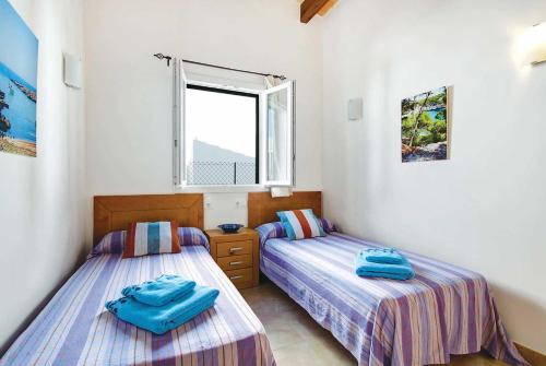カラン・ボッシュにあるEs Romaniのツインベッド2台 窓付きの部屋