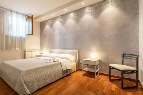 Un pat sau paturi într-o cameră la Mr Brown Suites - EUR