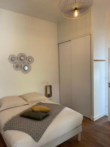 - une chambre avec un grand lit et un plafond dans l'établissement Pavillon  T2  Pontivy Gare, à Pontivy