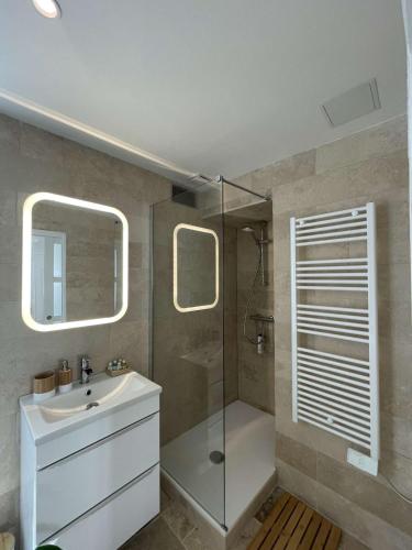 Ένα μπάνιο στο Appartement Dampierre en yvelines