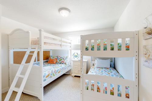 מיטה או מיטות קומותיים בחדר ב-No Bad Dayz NH121