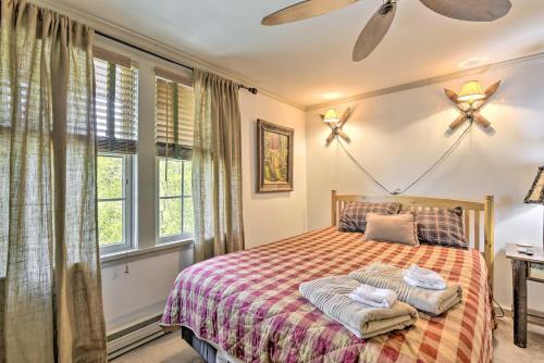 una camera con letto e ventilatore a soffitto di Townhome Walk to Mirror Lake and Main Street! a Lake Placid