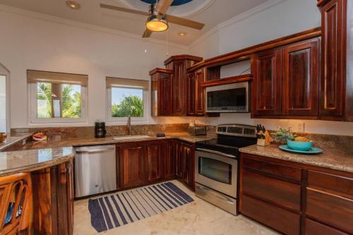 Belizean Cove Estates Luxury Beachfront Villa tesisinde mutfak veya mini mutfak