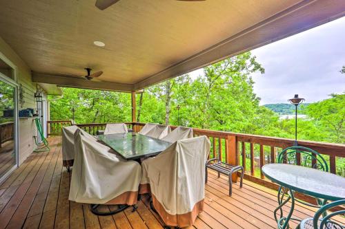 Imagen de la galería de Waterfront Home on Beaver Lake with 2 Decks!, en Garfield