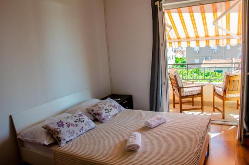 sypialnia z łóżkiem z 2 kapciami w obiekcie Apartments Kraljic w mieście Zadar