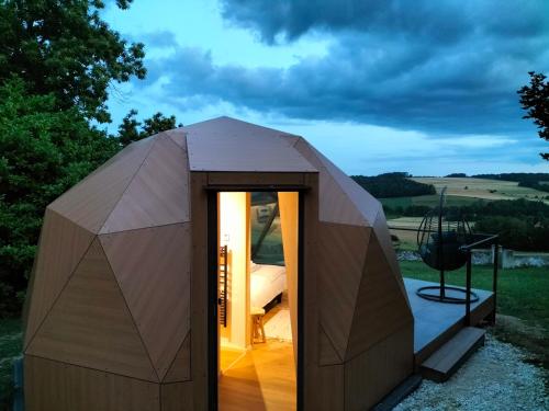 a dome tent with a bed inside of it at Demeure de la Garenne in Montmirail