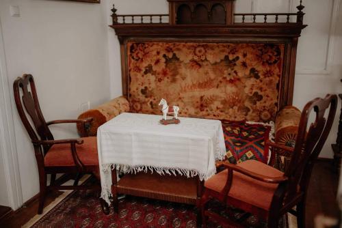 uma sala de jantar com uma mesa e duas cadeiras em Kuća za odmor "Šokačka lady" em Županja