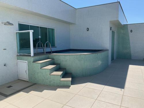 a bathroom with a bath tub and stairs next to at Cobertura Duplex em Condomínio de Alto Luxo - 402 in Cabo Frio