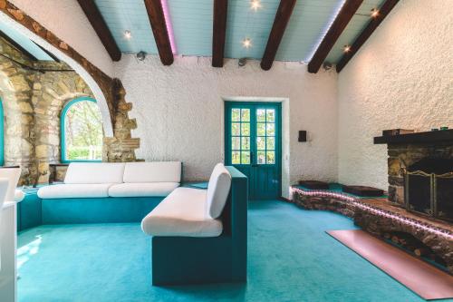 a living room with a couch and a fireplace at Villa Bog - Villa con piscina e campo da tennis in Piegaro