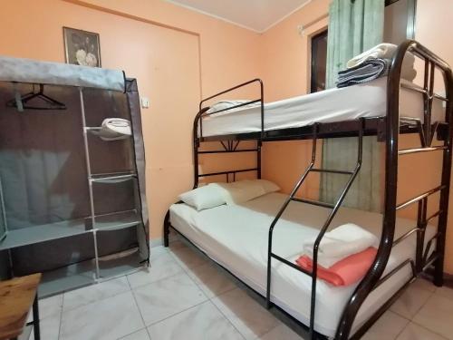 Tempat tidur susun dalam kamar di Marta's Guesthouses, apartamentos con entrada autonoma