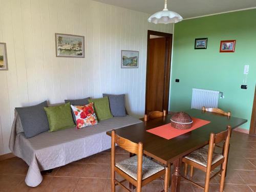 un soggiorno con divano e tavolo di Villa Belvedere a Villarios