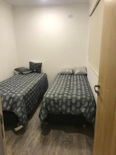dwa łóżka w małym pokoju z dwoma łóżkami w obiekcie Los Amancay del Otto w mieście Bariloche