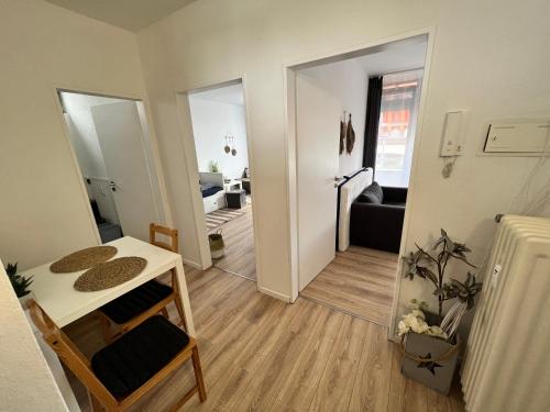 una pequeña sala de estar con mesa y pasillo en KnocksCasa4you 2 Zimmer Monteure Appartement Nr 21 in Marburg, en Marburg an der Lahn