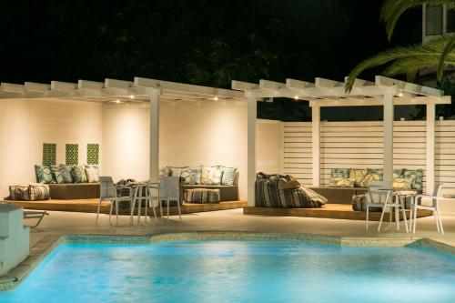 une piscine avec une table et des chaises ainsi qu'une terrasse dans l'établissement Elektra Comfort Hotel, à Skala Prinou