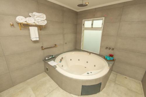 Phòng tắm tại Marina del Faro Resort