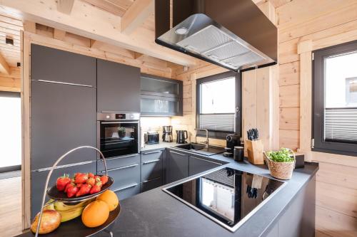 Кухня или мини-кухня в Bergwaldchalets Wellness
