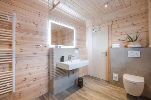 A bathroom at Bergwaldchalets Wellness