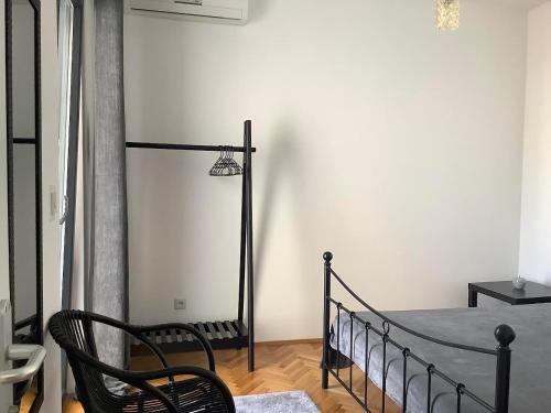 sypialnia z czarnym łóżkiem i lampką w obiekcie Rooms 22 - Beachfront w Primošten