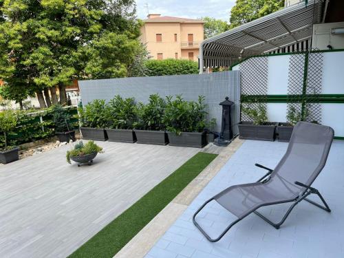 einen Stuhl auf einer Terrasse mit Pflanzen in der Unterkunft Belappart in Fiuggi