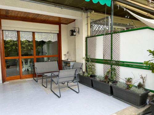 a patio with a table and chairs and plants at Belappart in Fiuggi