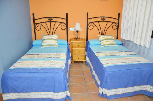 zwei Betten nebeneinander in einem Zimmer in der Unterkunft Hostal Restaurante El Parador in Alcaracejos