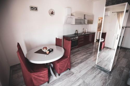 Η κουζίνα ή μικρή κουζίνα στο Apartments Julia & Nika