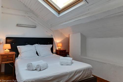 a bedroom with a large bed with towels on it at Les Terrasses de Lavaux 1 - Appartement de luxe avec vue panoramique et piscine in Puidoux