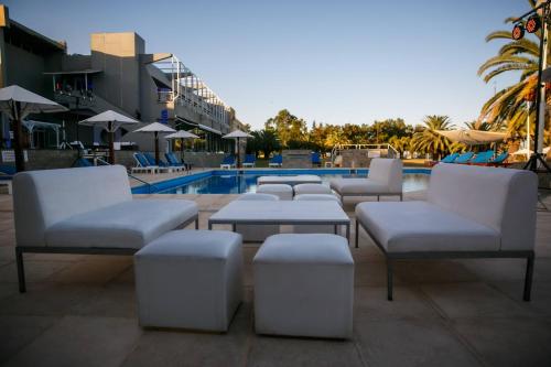 Bazén v ubytování Marina del Faro Resort nebo v jeho okolí