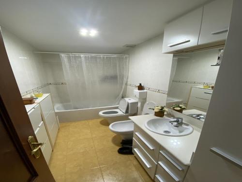 Apartamento Aldán - Vilariño في كانجاس دي مورازو: حمام ابيض مع مرحاض ومغسلة