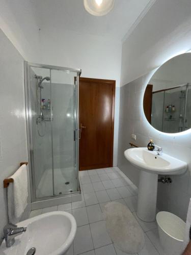 ein Bad mit einer Dusche, einem Waschbecken und einem WC in der Unterkunft Just Relax in Le Casette