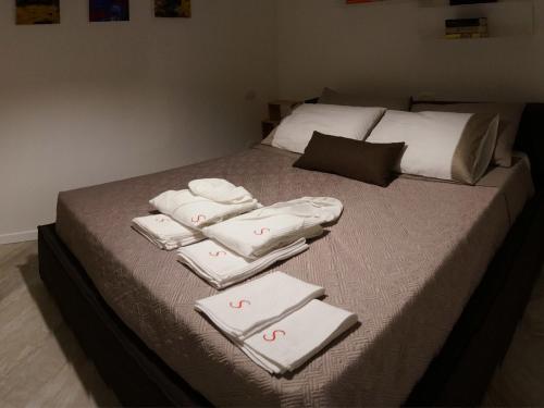 パルマにあるLes Suites di Parma - Luxury Apartmentsのベッド(タオル、折りたたみ式タオル付)