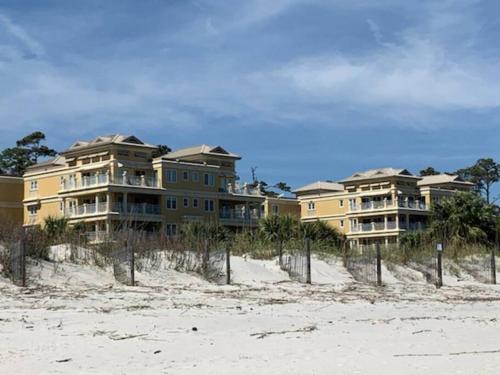 Magnificent Views w/ a Balcony – Photos 2