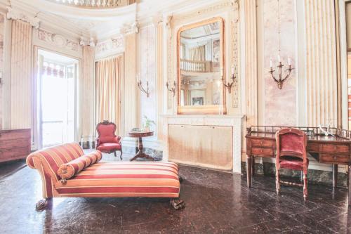 salon z kanapą i pianinem w obiekcie Appartamento Principe w mieście Menaggio