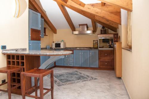 una cucina con armadi blu e piano di lavoro di The Sweet Garret ad Agerola